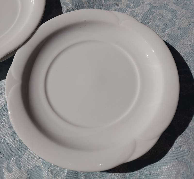 A VINTAGE SET OF 6 WHITE COLOUR ARZSBERG (2) GERMANY (5) SIDE PLATES