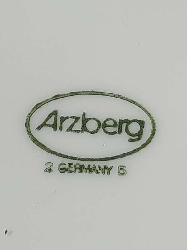 A VINTAGE SET OF 6 WHITE COLOUR ARZSBERG (2) GERMANY (5) SIDE PLATES