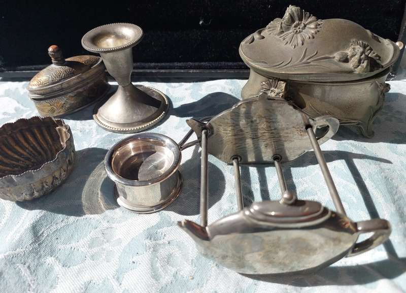 A VINTAGE JOBLOT SILVER PLATED EPNS UTENSILS AND PILL BOXES