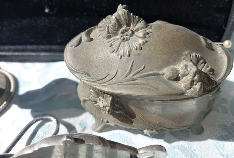 A VINTAGE JOBLOT SILVER PLATED EPNS UTENSILS AND PILL BOXES