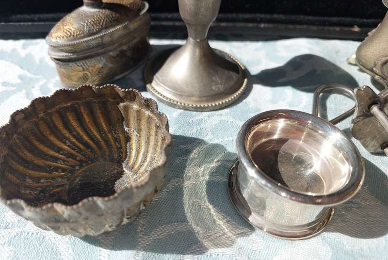 A VINTAGE JOBLOT SILVER PLATED EPNS UTENSILS AND PILL BOXES