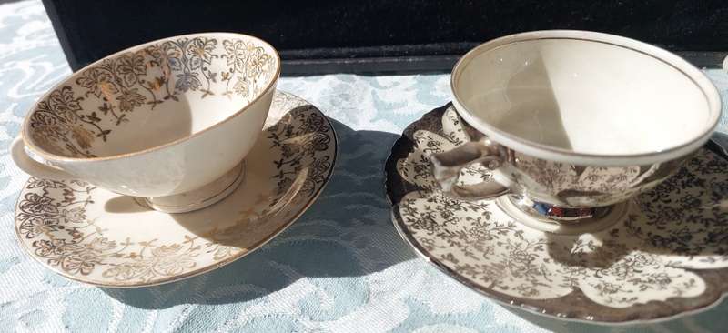 A VINTAGE  COLLECTION OF 2 COLLECTORS TEA CUPS AND SAUCERS