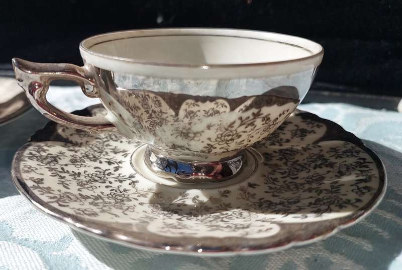 A VINTAGE  COLLECTION OF 2 COLLECTORS TEA CUPS AND SAUCERS