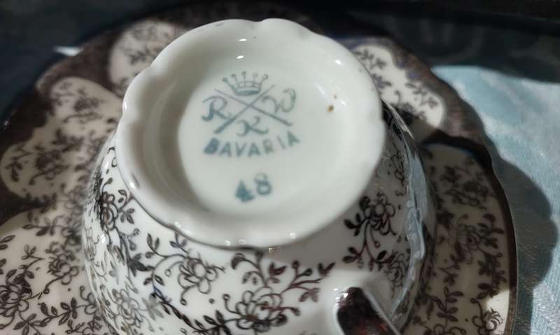 A VINTAGE  COLLECTION OF 2 COLLECTORS TEA CUPS AND SAUCERS