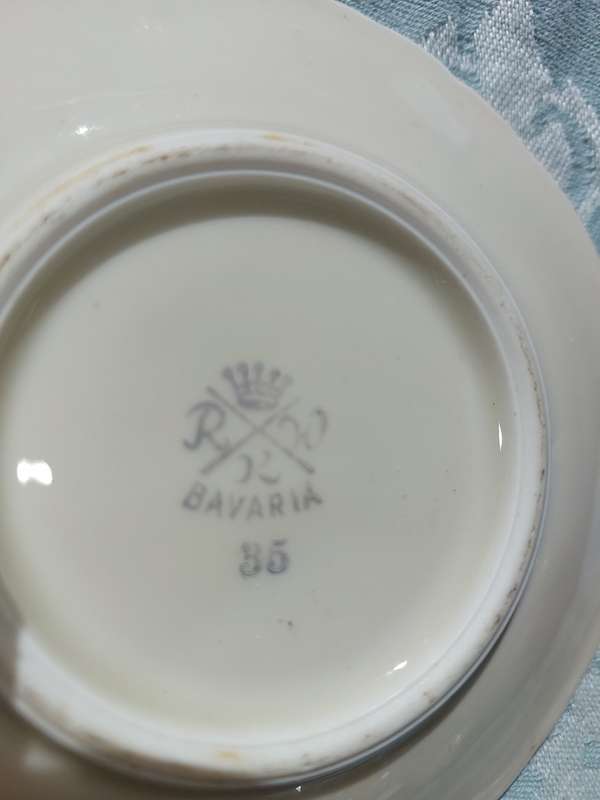 A VINTAGE  COLLECTION OF 2 COLLECTORS TEA CUPS AND SAUCERS