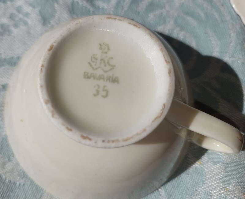 A VINTAGE  COLLECTION OF 2 COLLECTORS TEA CUPS AND SAUCERS