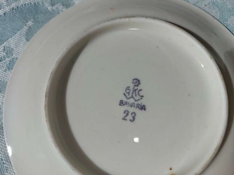 A VINTAGE  COLLECTION OF 2 COLLECTORS TEA CUPS AND SAUCERS