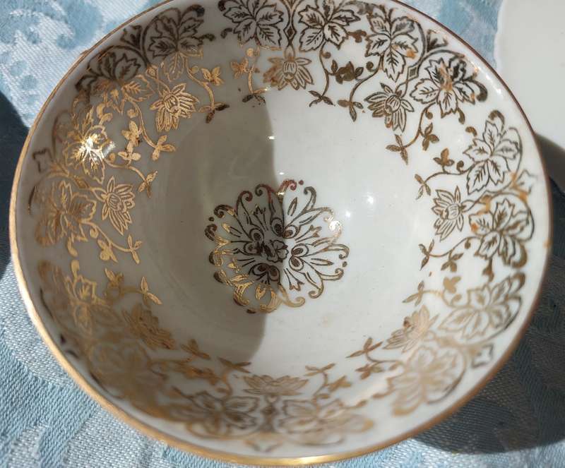 A VINTAGE  COLLECTION OF 2 COLLECTORS TEA CUPS AND SAUCERS