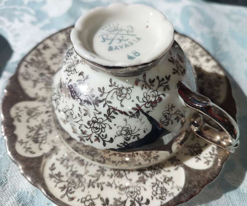 A VINTAGE  COLLECTION OF 2 COLLECTORS TEA CUPS AND SAUCERS