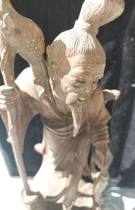 AN ANTIQUE CHINESE CARP FISHERMAN STATUE