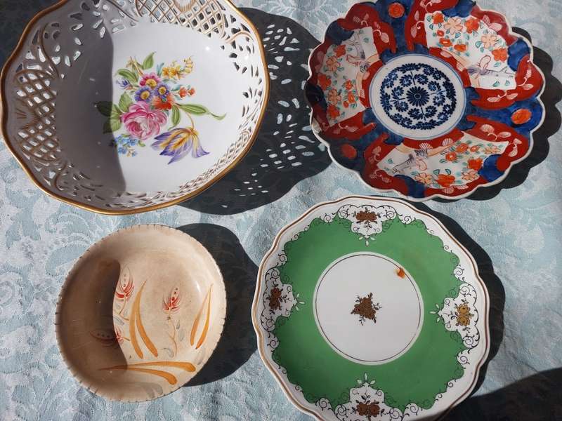 A JOBLOT ANTIQUE PORCELAIN PLATES AND A SERVING BOWL