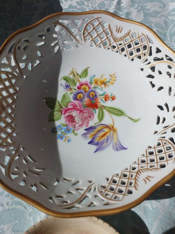 A JOBLOT ANTIQUE PORCELAIN PLATES AND A SERVING BOWL