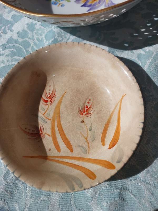 A JOBLOT ANTIQUE PORCELAIN PLATES AND A SERVING BOWL