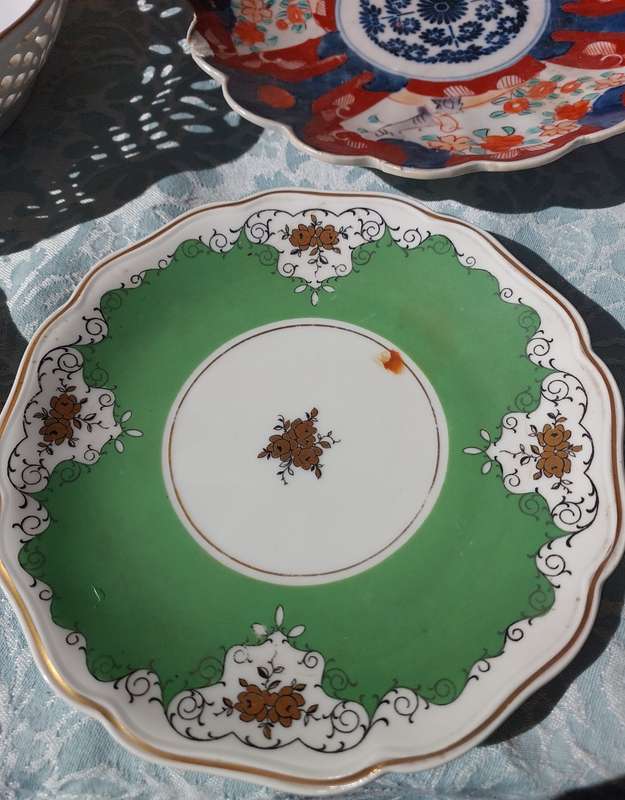 A JOBLOT ANTIQUE PORCELAIN PLATES AND A SERVING BOWL