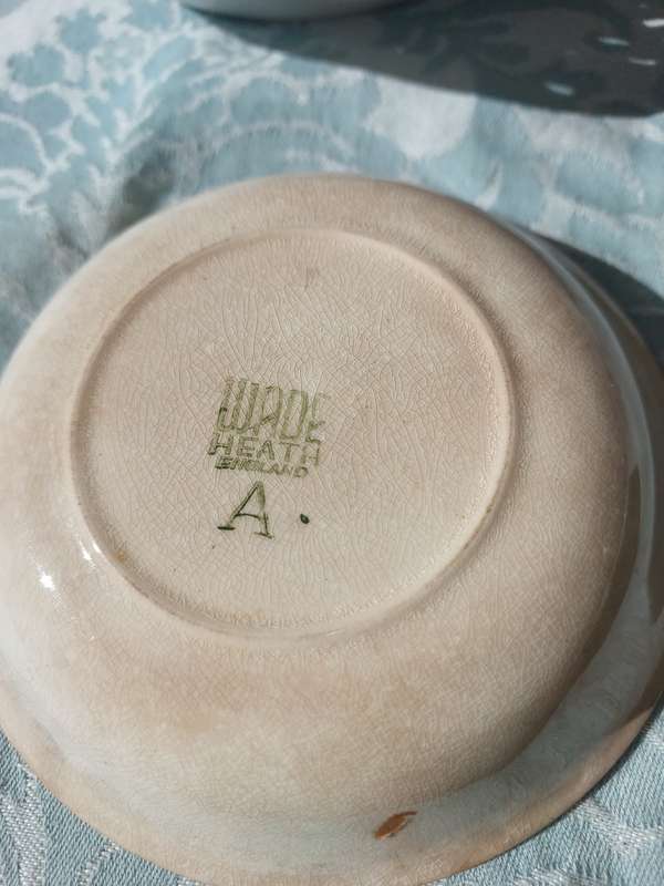 A JOBLOT ANTIQUE PORCELAIN PLATES AND A SERVING BOWL