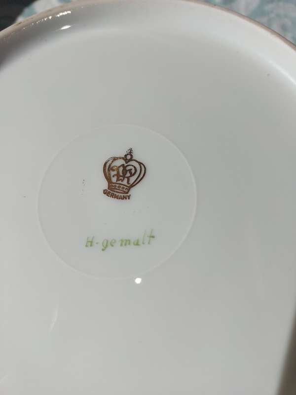A JOBLOT ANTIQUE PORCELAIN PLATES AND A SERVING BOWL
