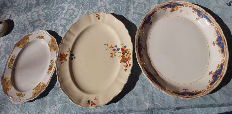 A COLLECTION OF ANTIQUE PLATTERS
