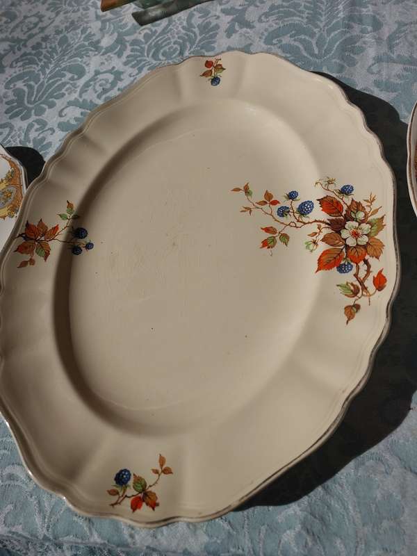 A COLLECTION OF ANTIQUE PLATTERS