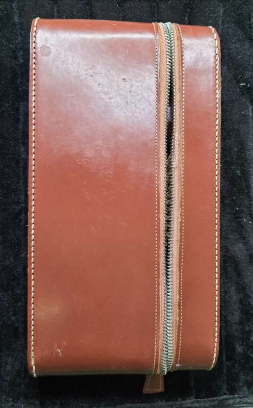 AN ANTIQUE TRAVELING GENTLEMEN`S GROOMING SET IN A LEATHER CASE
