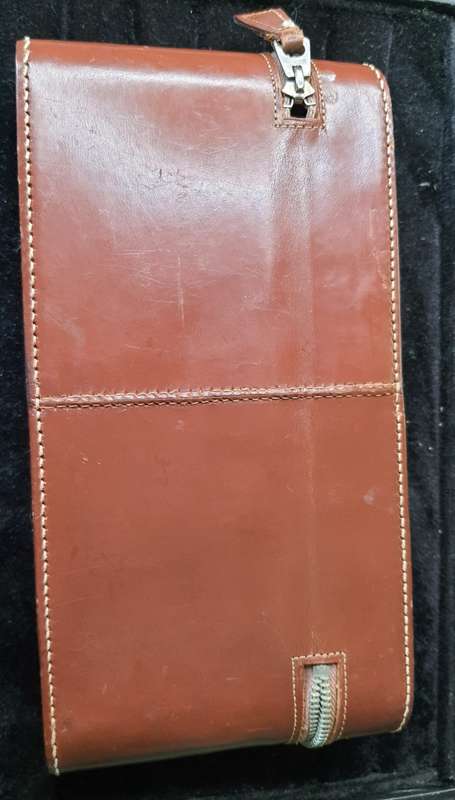 AN ANTIQUE TRAVELING GENTLEMEN`S GROOMING SET IN A LEATHER CASE