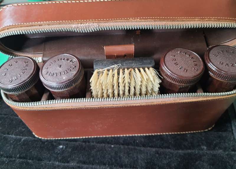 AN ANTIQUE TRAVELING GENTLEMEN`S GROOMING SET IN A LEATHER CASE