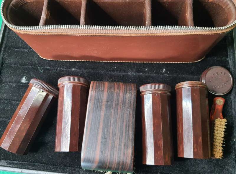 AN ANTIQUE TRAVELING GENTLEMEN`S GROOMING SET IN A LEATHER CASE