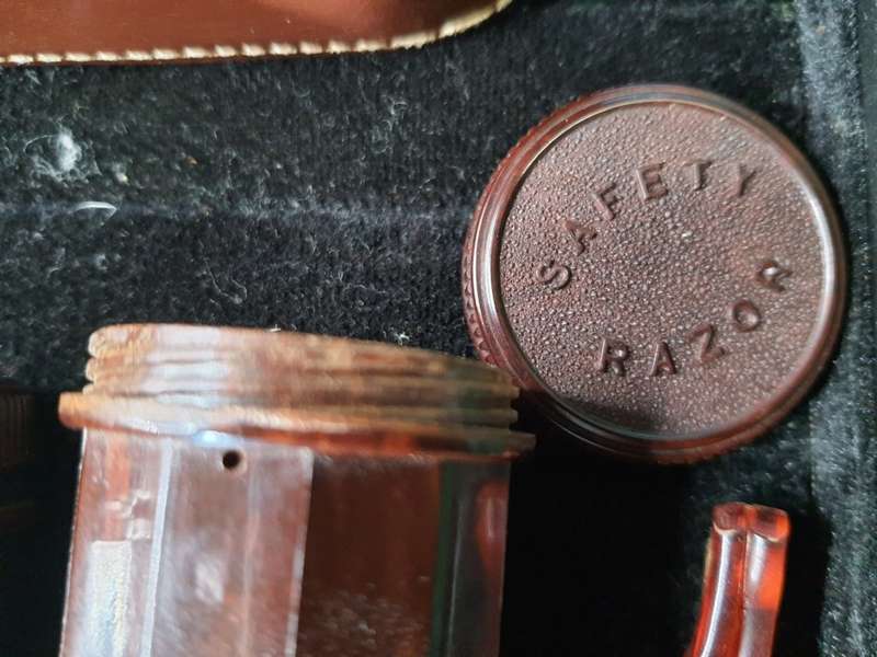 AN ANTIQUE TRAVELING GENTLEMEN`S GROOMING SET IN A LEATHER CASE