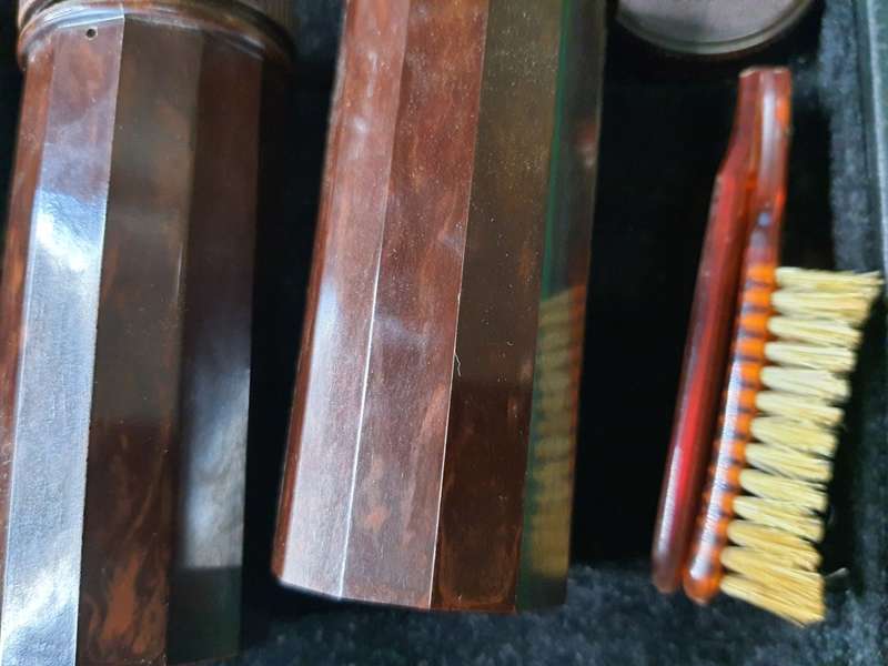 AN ANTIQUE TRAVELING GENTLEMEN`S GROOMING SET IN A LEATHER CASE