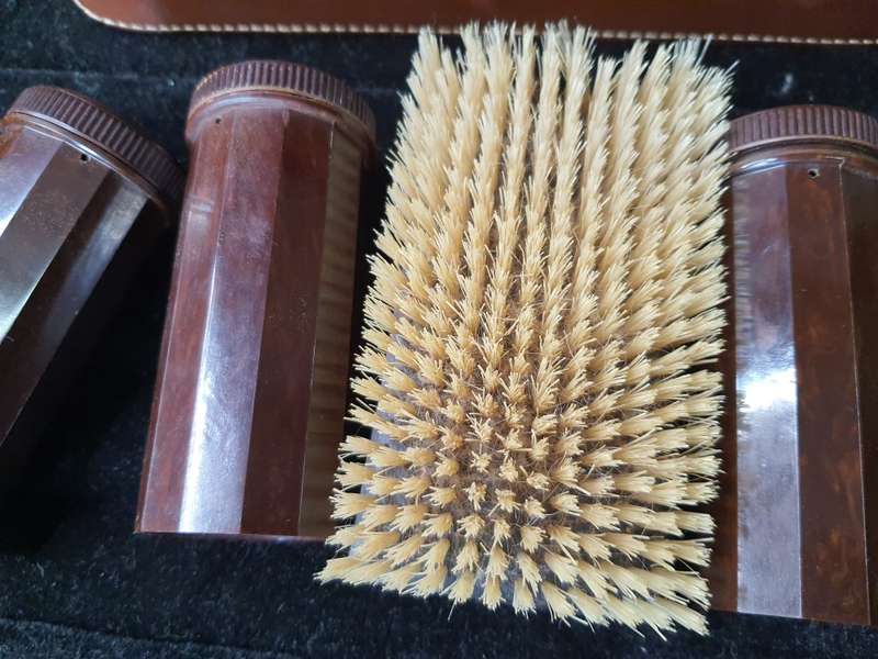 AN ANTIQUE TRAVELING GENTLEMEN`S GROOMING SET IN A LEATHER CASE