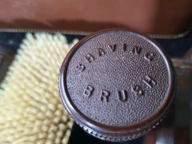 AN ANTIQUE TRAVELING GENTLEMEN`S GROOMING SET IN A LEATHER CASE