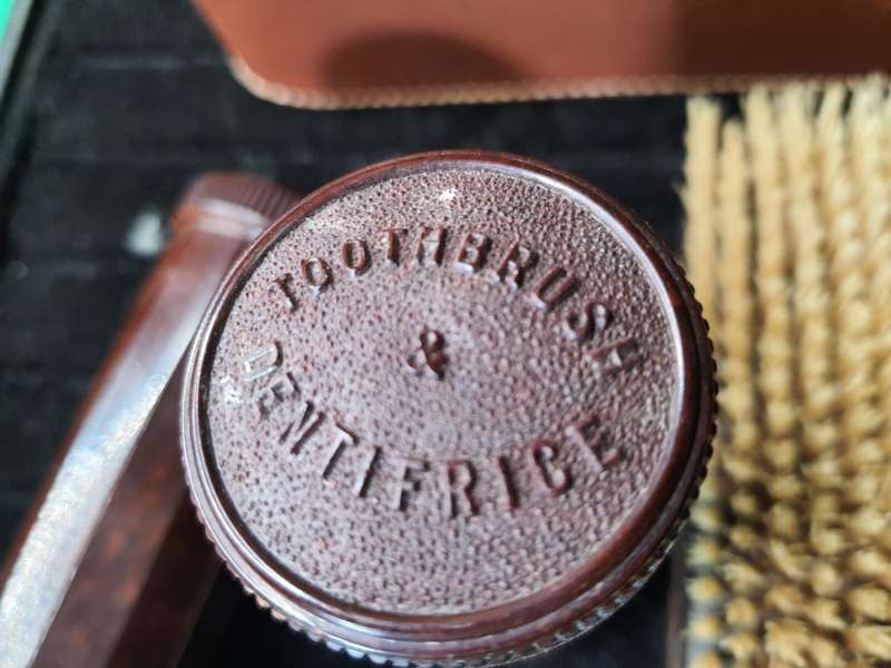 AN ANTIQUE TRAVELING GENTLEMEN`S GROOMING SET IN A LEATHER CASE