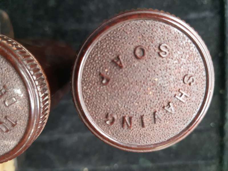 AN ANTIQUE TRAVELING GENTLEMEN`S GROOMING SET IN A LEATHER CASE