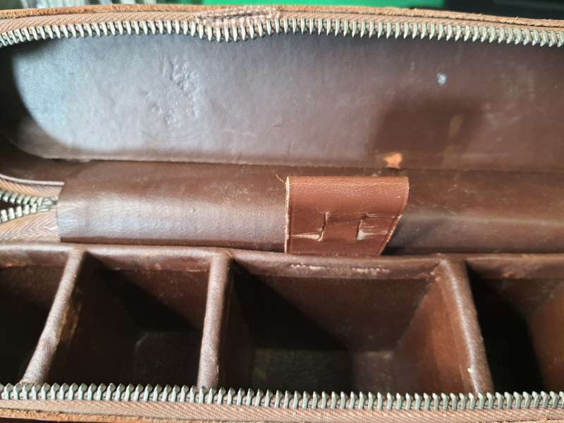 AN ANTIQUE TRAVELING GENTLEMEN`S GROOMING SET IN A LEATHER CASE
