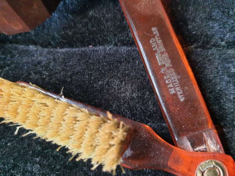 AN ANTIQUE TRAVELING GENTLEMEN`S GROOMING SET IN A LEATHER CASE