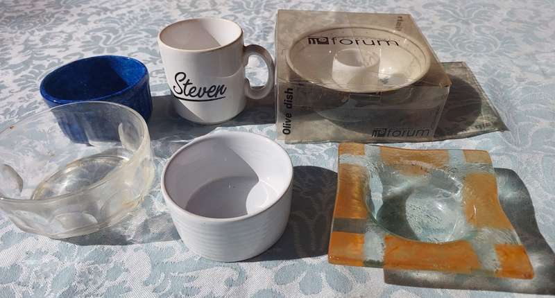 A COLLECTION OF CROCKERY AND GLASS KITCHENNALIA
