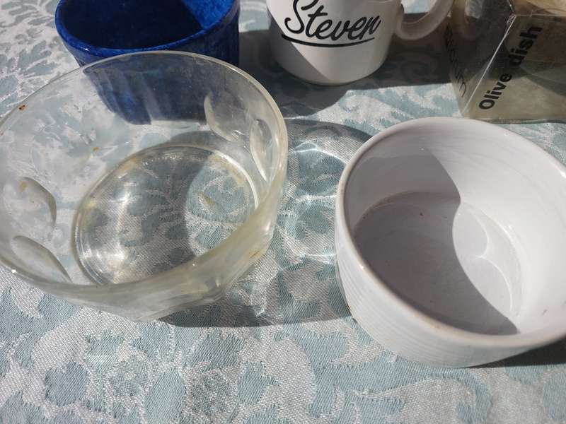 A COLLECTION OF CROCKERY AND GLASS KITCHENNALIA
