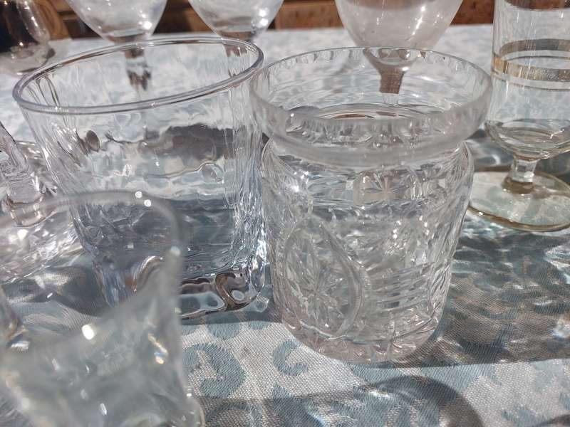 A COLLECTION OF BAR GLASSSE