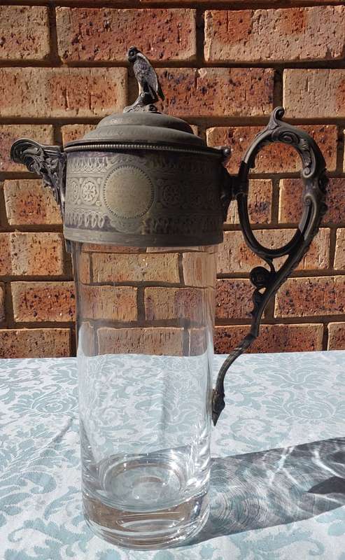 AN ANTIQUE CRYSTAL GLASS WATER CARAFE VICTORIAN PITCHER TROOHY