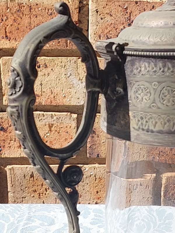 AN ANTIQUE CRYSTAL GLASS WATER CARAFE VICTORIAN PITCHER TROOHY