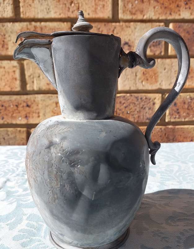 A VINTAGE PUTHAL SILVER PLATED JUG WITH ORNATE ENGRAVINGS
