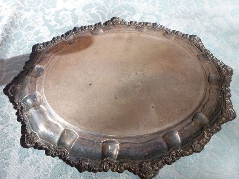 AN ANTIQUE EDWARDIAN OVAL SILVER PLATED SERVING TRAY
