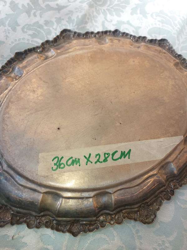 AN ANTIQUE EDWARDIAN OVAL SILVER PLATED SERVING TRAY