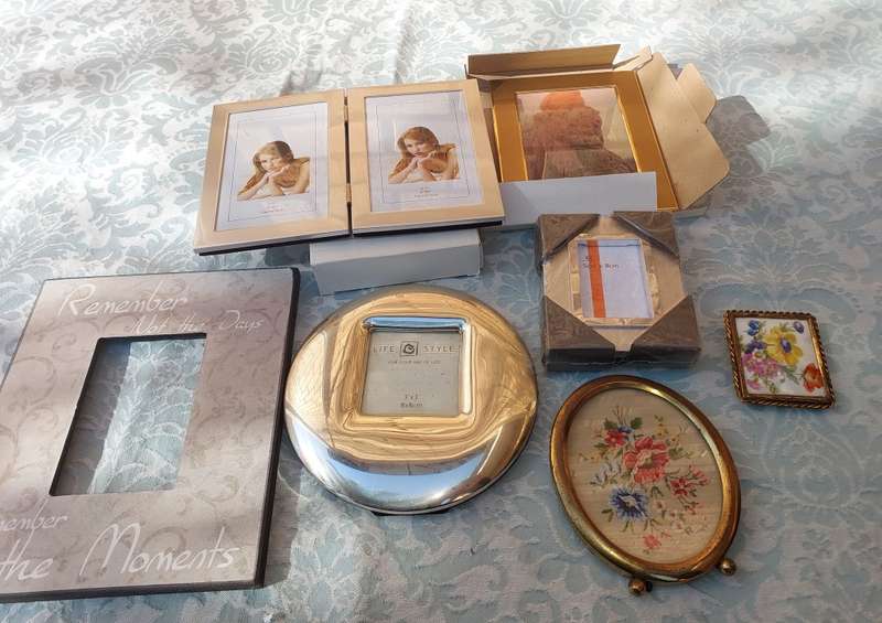 A JOBLOT COLLECTION PHOTO FRAMES