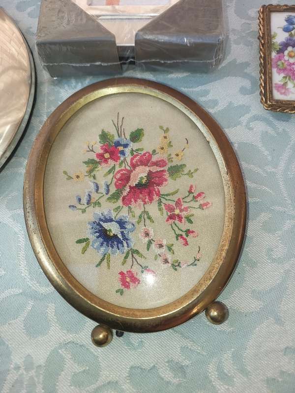 A JOBLOT COLLECTION PHOTO FRAMES