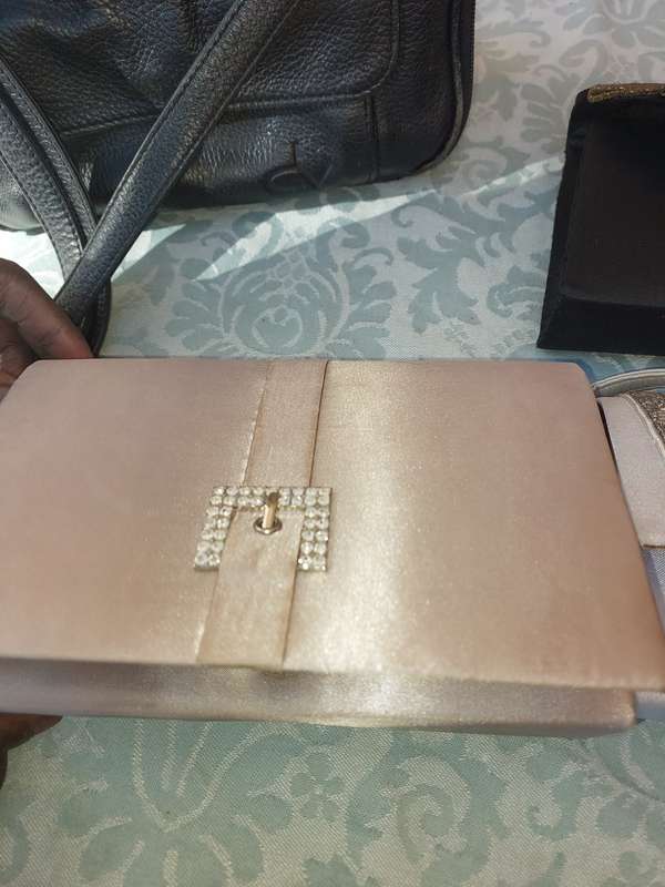 A JOBLOT USED CLUTCH HAND BAGS SOLD AS IS