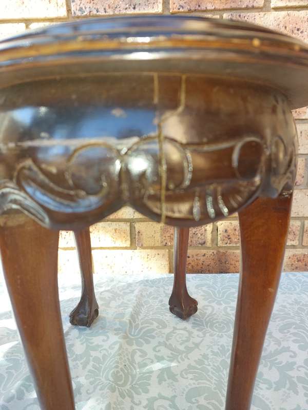 AN ANTIQUE PAIR OF KIDNEY-SHAPED BALL N CLAW-LEGGED OCCASIONAL TABLES