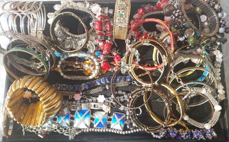 A VINTAGE USED JOB LOT COLLECTION BRACELETS AND BANGLES