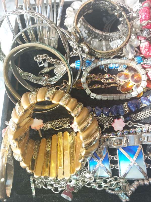 A VINTAGE USED JOB LOT COLLECTION BRACELETS AND BANGLES