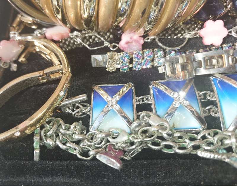 A VINTAGE USED JOB LOT COLLECTION BRACELETS AND BANGLES