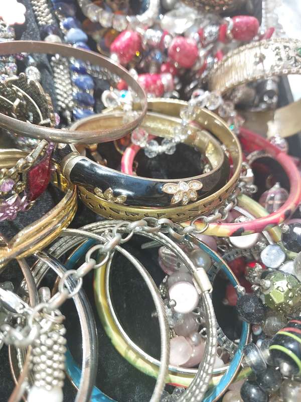 A VINTAGE USED JOB LOT COLLECTION BRACELETS AND BANGLES